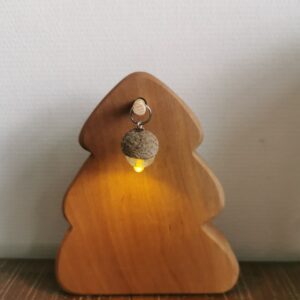 Grote dennenboom met lampje