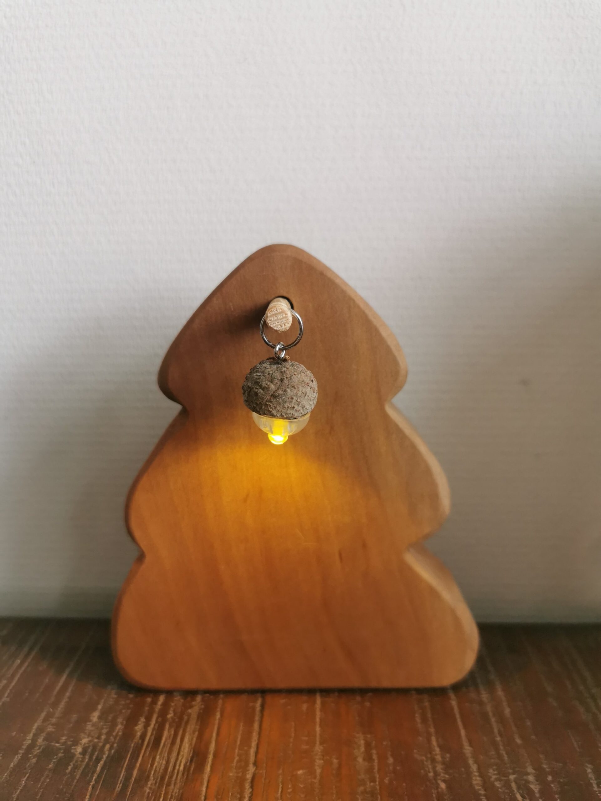 Grote dennenboom met lampje